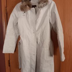 Women's Size Small,  Danier Leather Coat With Fur Colkar