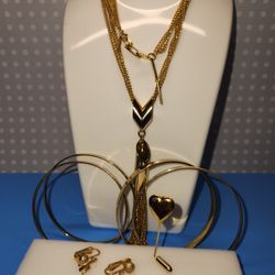#1768, LOT VINTAGE GOLD TONE, PIN, NECKLACE, EARRINGS, BRACELETS

