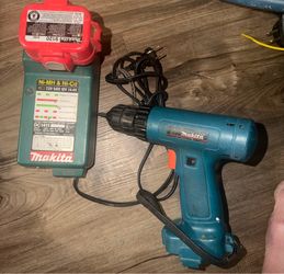 A vintage Makita 6222D 9.6V Cordless Driver-Drill. Battery and charger included in great working con