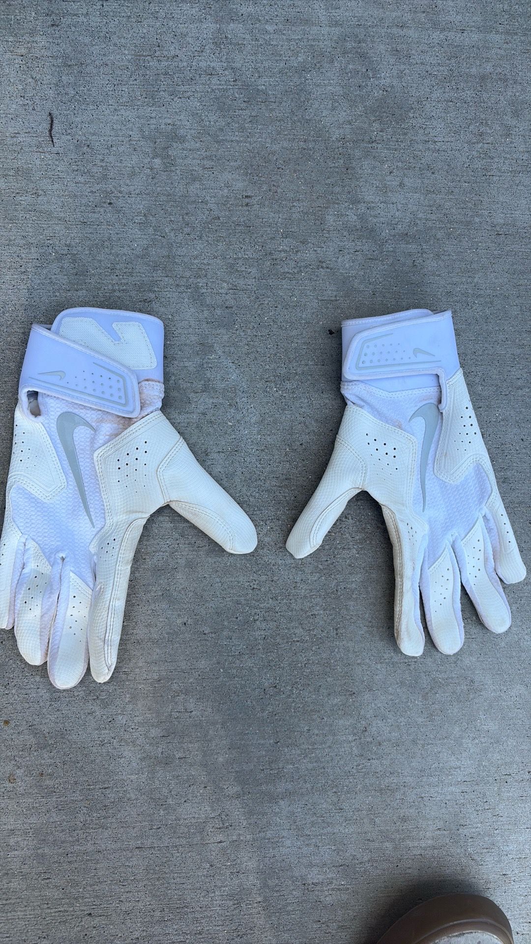 Nike XL White Baseball Batting Gloves