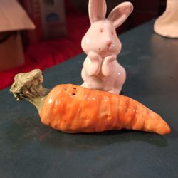 Rabbit.  Salt & Pepper Shakers