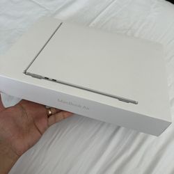 MacBook Air Silver 16 GB ram 13 Inch