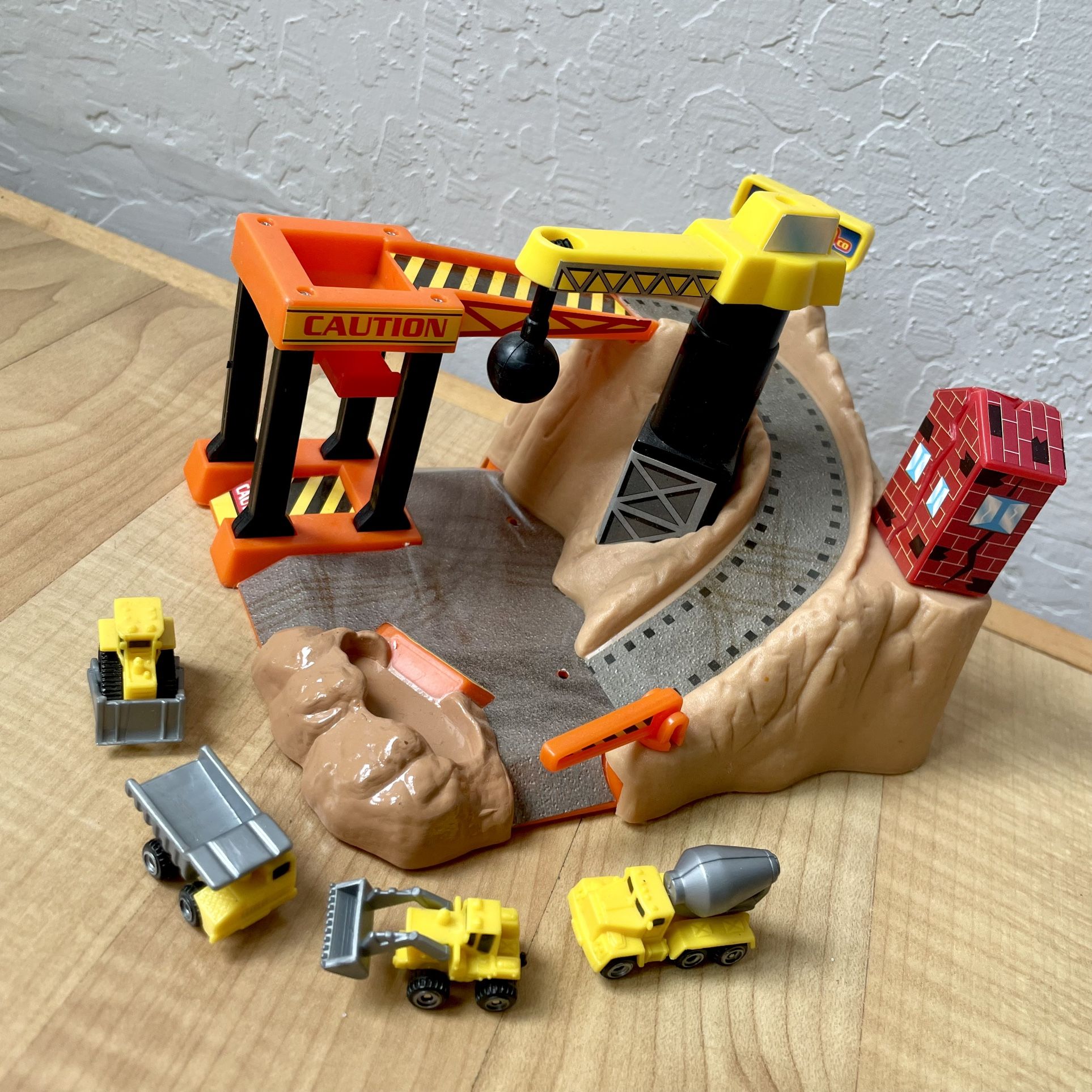 2002 Micro Motoring (Micro Machines Generic Brand) Big Demo Company Playset