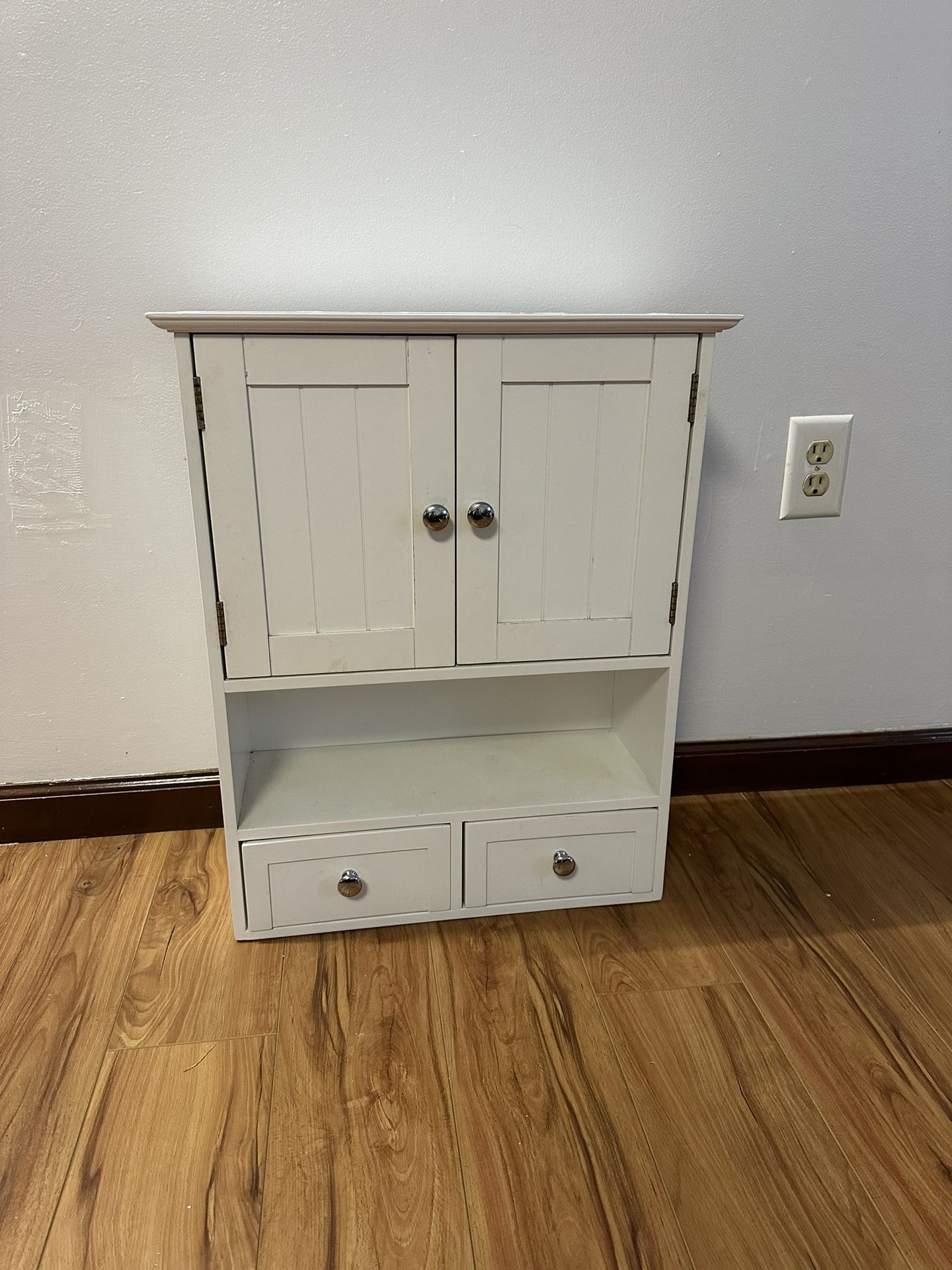 Wall cabinet in great condition, dominoes is on the pictures 