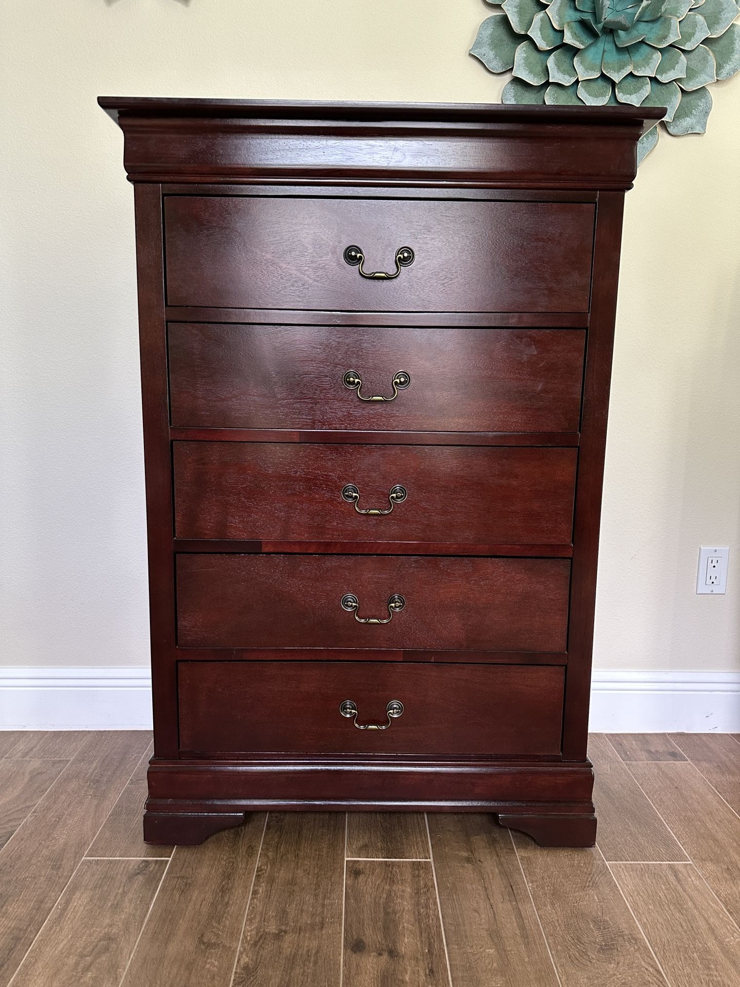 Beautiful men’s chest tall dresser with 5-drawers Excellent Condition!
