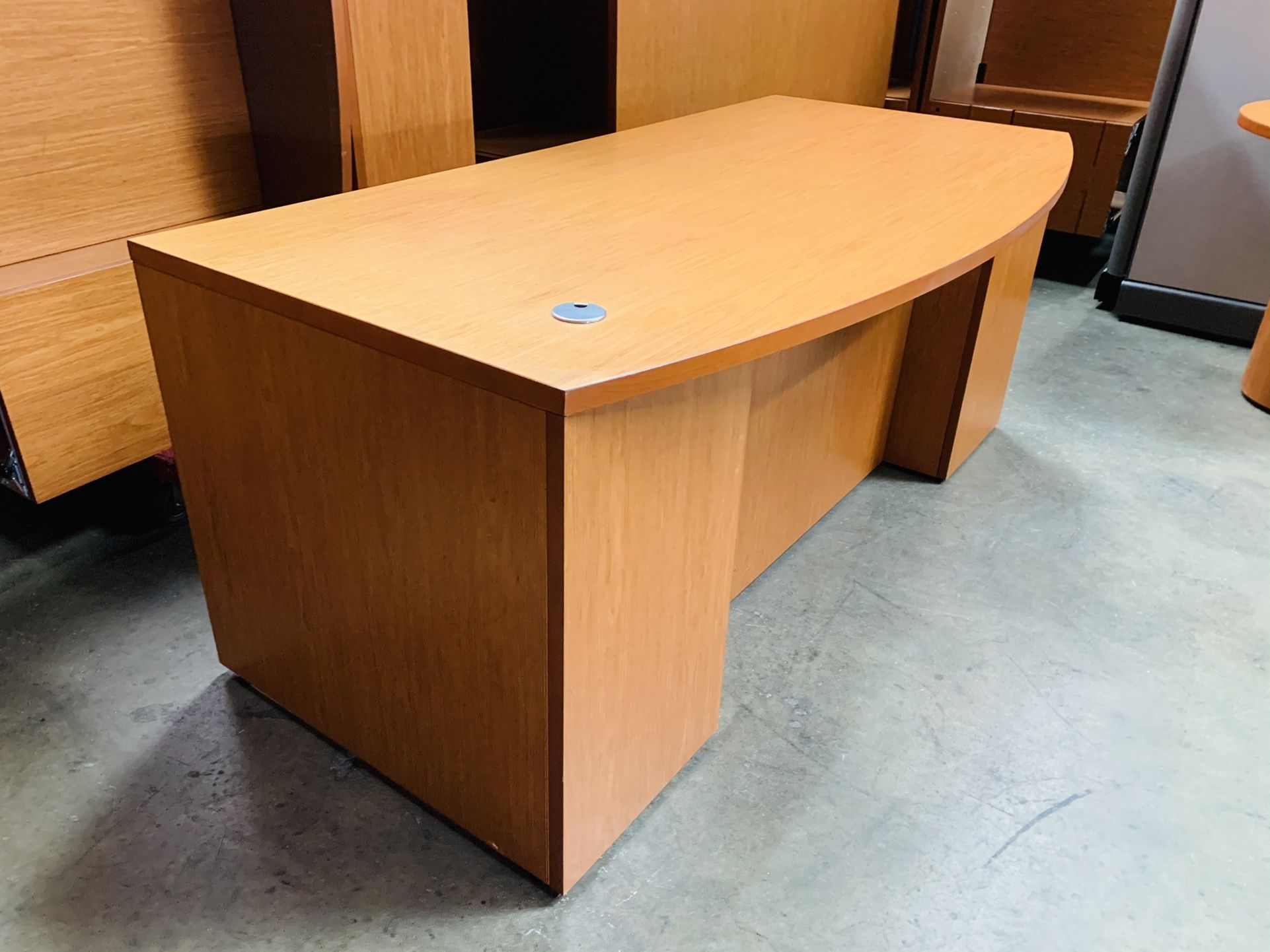 Office Desk LIQUIDATION!!!!! Knoll bow Front Office Executive Single Drawer Cherry Color Desk. 72wide. 36depth Delivery 🚚 🛻 🗄💻🖥