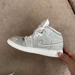Jordan’s 1 Mid Grey/ White Size 