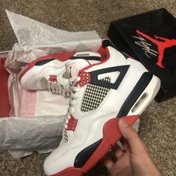 Jordan 4 Fire Red size 8.5 Men