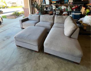 DELIVERY AVAILABLE 🚛! Beautiful COSTCO sectional Couch with Ottoman