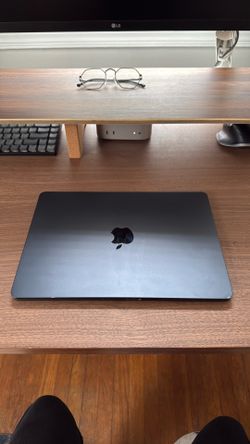 MacBook Air M2 13.6 Inch - Price Firm