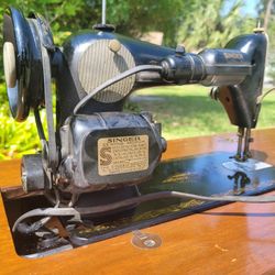 1948 Singer Sewing Machine With Accessories