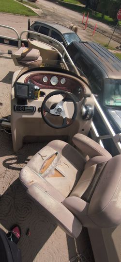 Sun tracker fishing 22 barge  dlx boat