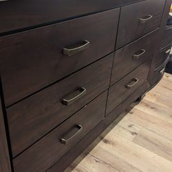 Large Bedroom Dresser (Comes With Mirror)
