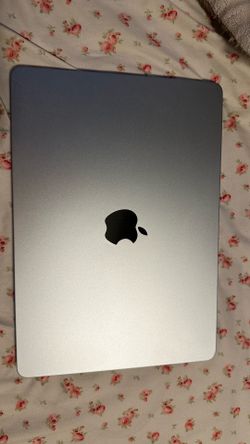 MacBook  (read description )!!!