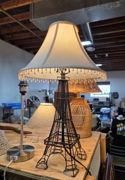 Eiffel tower table lamp
