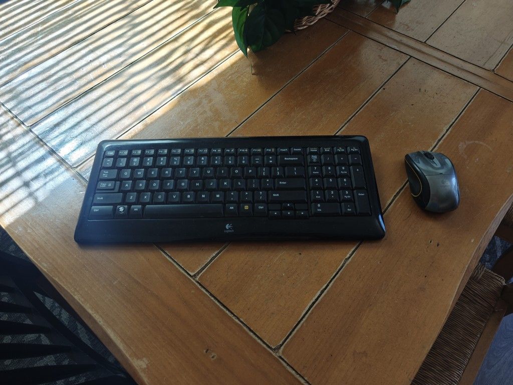 Wireless Keyboard Mouse Combo - Logitech