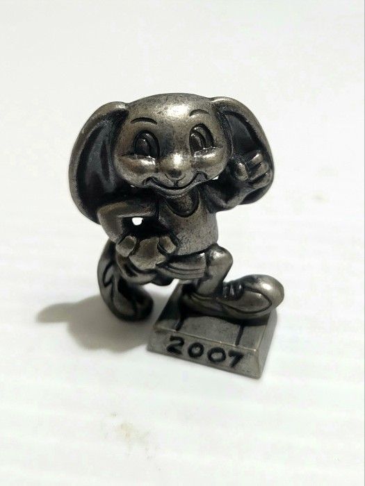 GIRL SCOUT Mini Trophy Paperweight 2007 Rabbit Pewter Metal Color Cookie Prize.