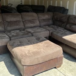 Beautiful Sectional Couch W Ottoman!😍