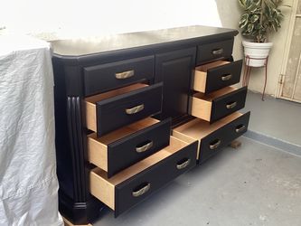 8 DRAWERS DRESSER