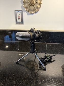 It features an omnidirectional pickup pattern, capturing sound from all directions.  The microphone connects via a standard 3.5mm stereo jack, making 