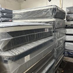Mattress On Sale.    Queen Size Mattress Pillow Top 12"      We Offer Same Day Delivery 