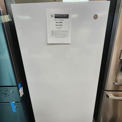 Garage Ready 17.3 cu.ft.Frost Free Defrost Upright Freezer in White