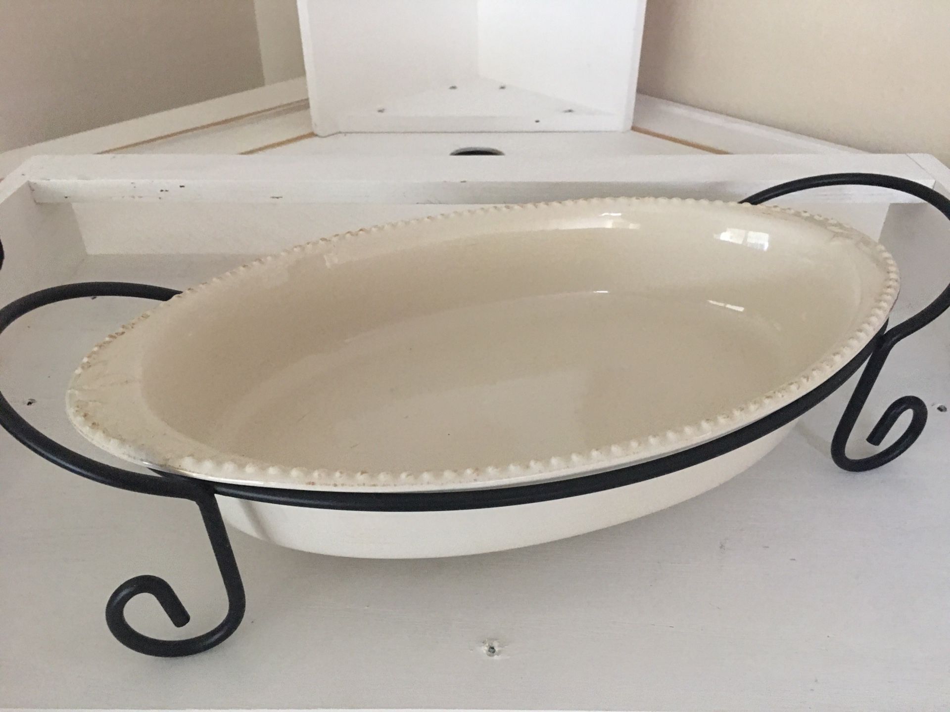 16” Oval baker casserole dish with carry rack.