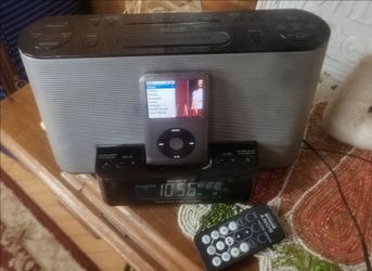 Classic 160gb iPod and Sony Dream Mschine with Remote