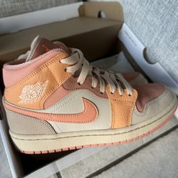WMNS SIZR 7 AIR JORDAN 1 MID ATOMIC ORANGE/APRICOT AGATE 