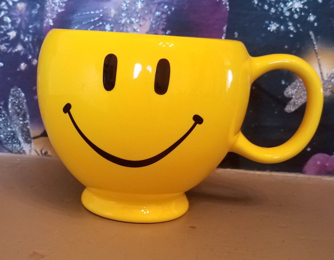 Smiley face mug, 4 1/4in tall 6in acrossed with handle