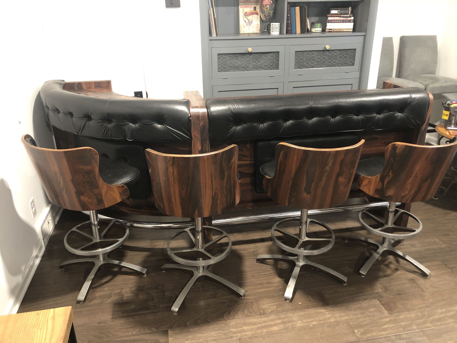 Bar with foot rest and 4 bar stools