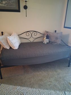 Day bed with mattress