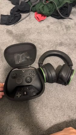 Xbox Elite Series 2 and Headset