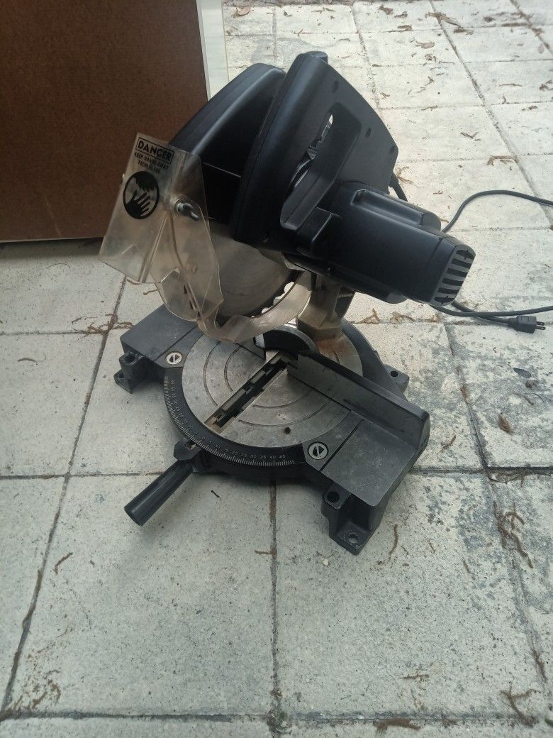 Black & Decker Power Mitre Saw, type 1 model no. 1701, tested & working, approx. 20 x 14 x 20 in.