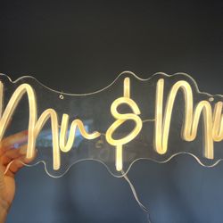 Neon Sign “Mr & Mrs”