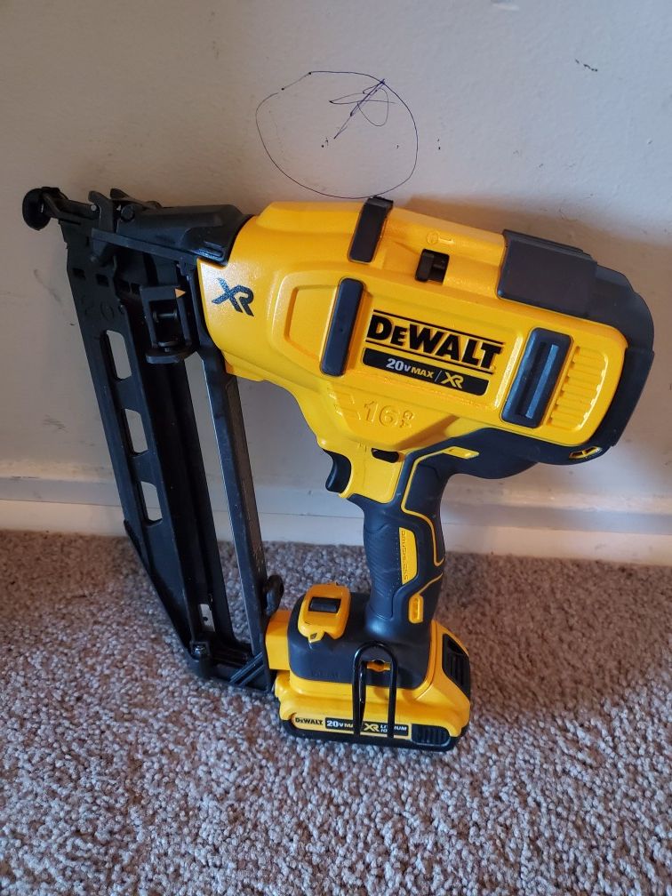 Finich nailer dewalt 20 volt cargador incluye