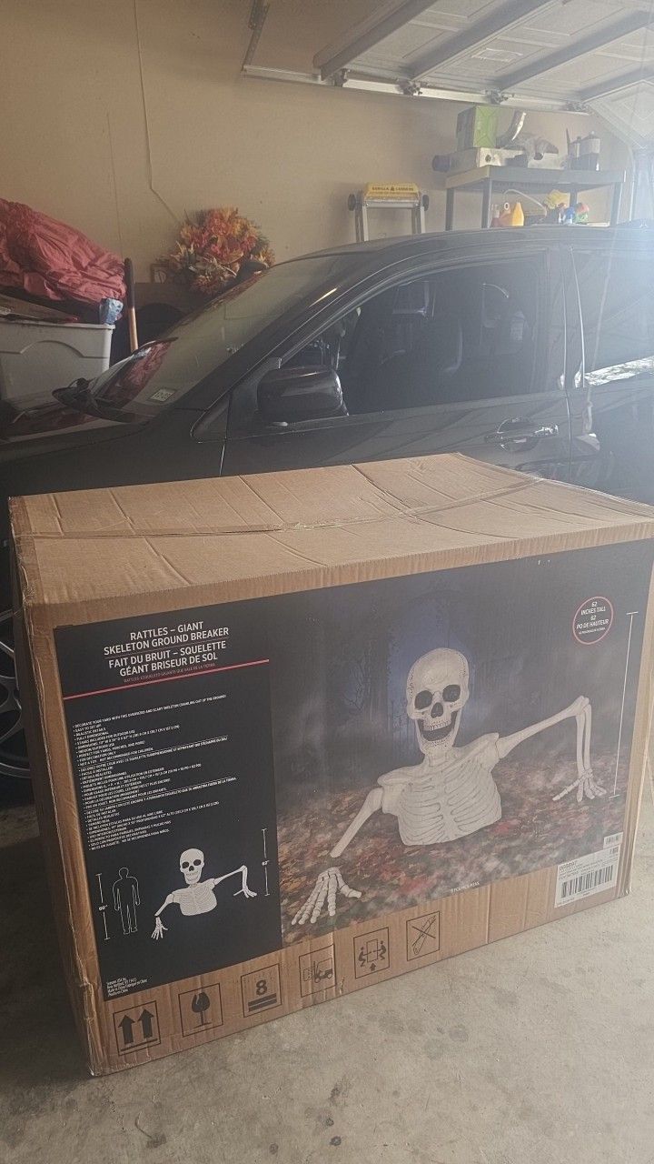 Giant Rattles the Groundbreaking Skeleton