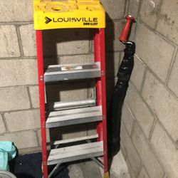 Louisville 300 LB Load Capacity Ladder