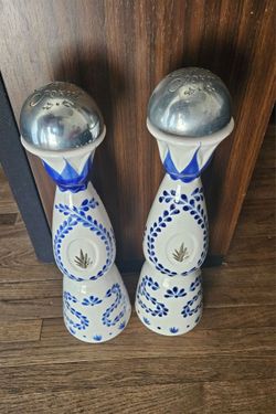 SET OF TEQUILA CLASE AZUL REPOSADO DECANTER W/ WORKING RINGER SILVERTONE METALIC STOPPER CAP PRE-OWNED