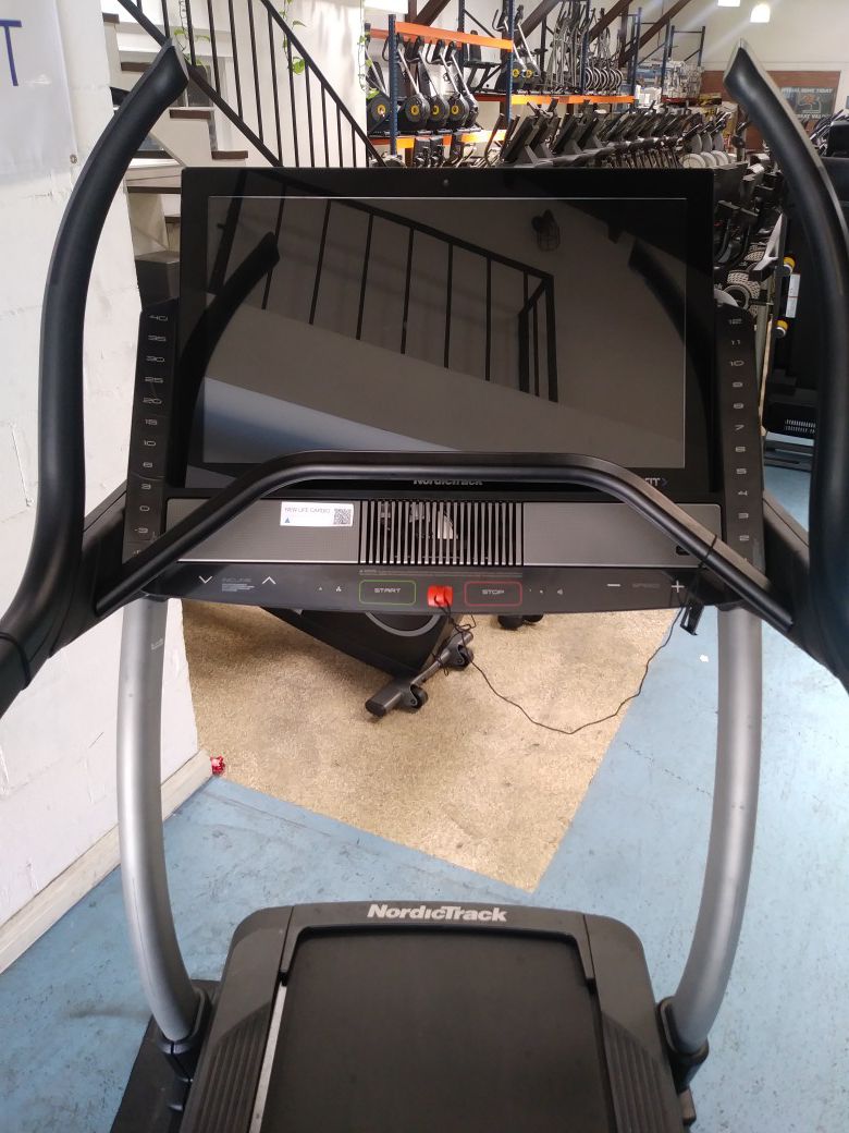NordicTrack x32i Incline Trainer Treadmill