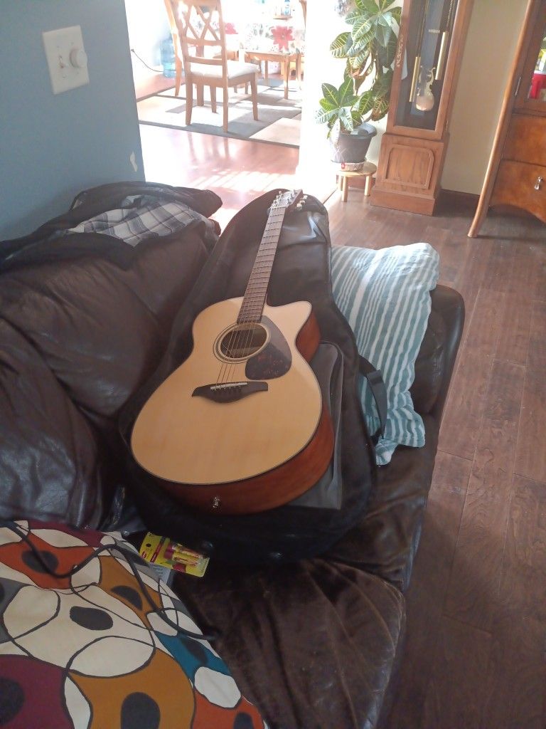 Yamaha Acoustic Guitar FSX 800 W/ Tuner
