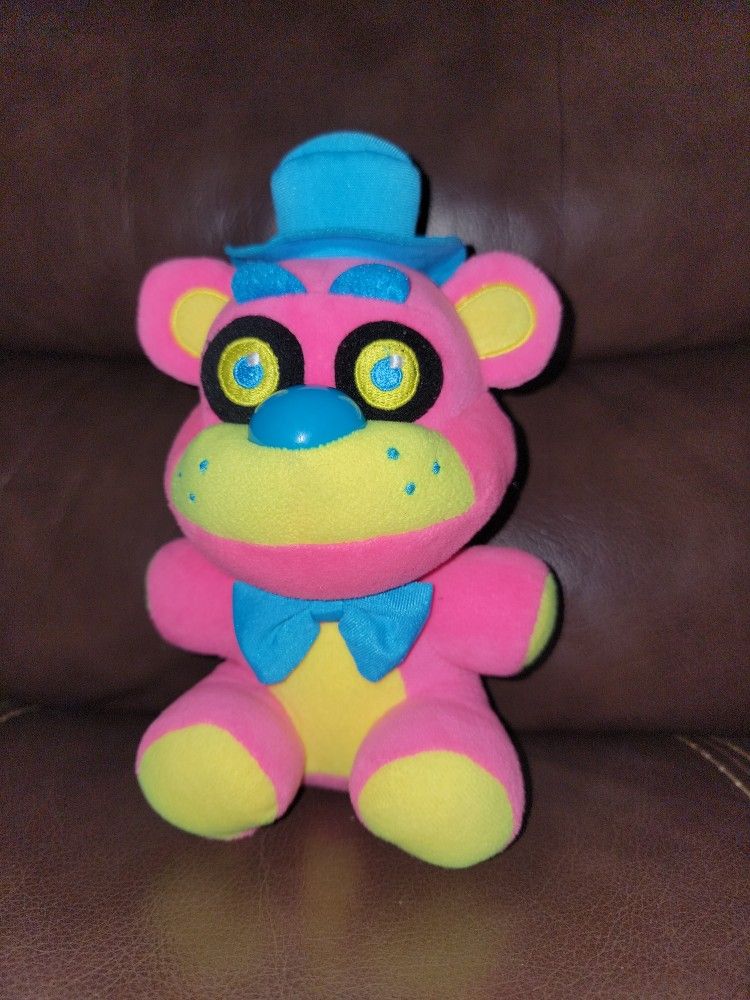 Funko Five Nights at Freddy's: Plush – Freddy Blacklight (Pink)