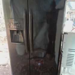 Black  frigidaire Side By Side 