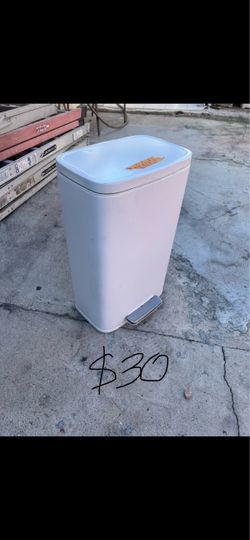 Excellent condition, 13 gallons trans cans and plastic laundry basket