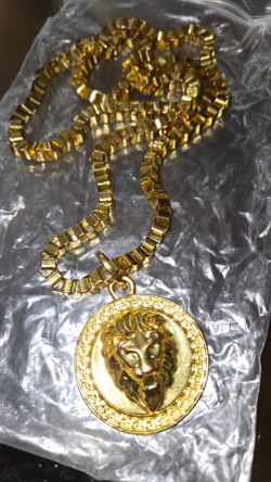 Gold plated lion pendant with a box chain necklace.