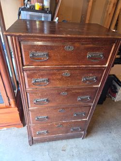 Vintage antique, 5 drawer dresser.
