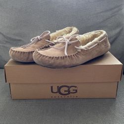 UGG Women’s Dakota Size 8