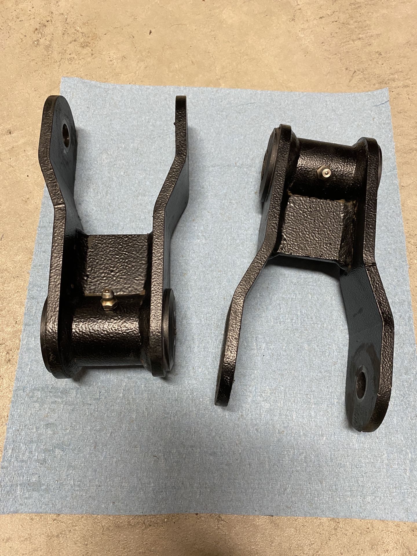 Rubicon Express greasable shackles for the Jeep XJ