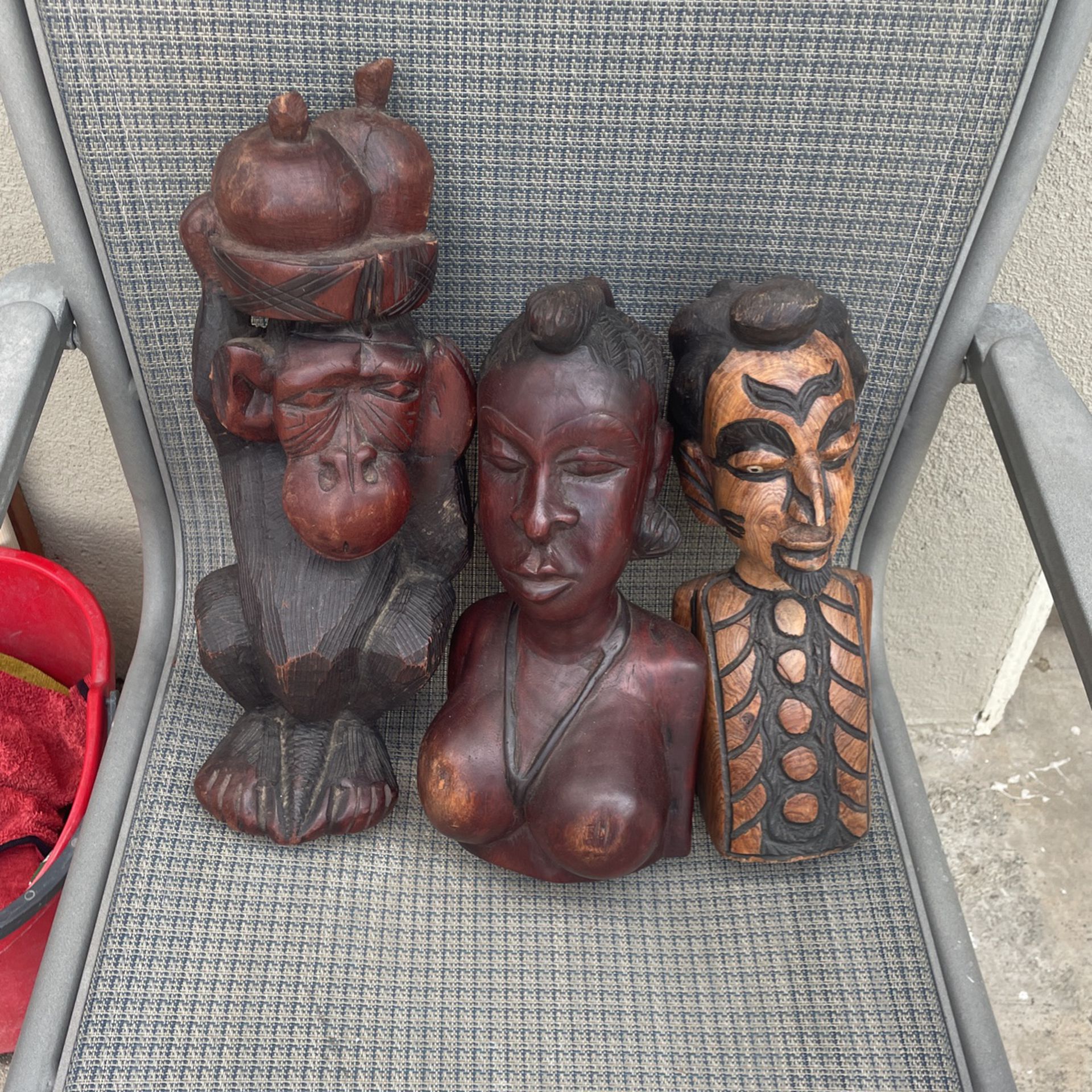 Tiki statues 