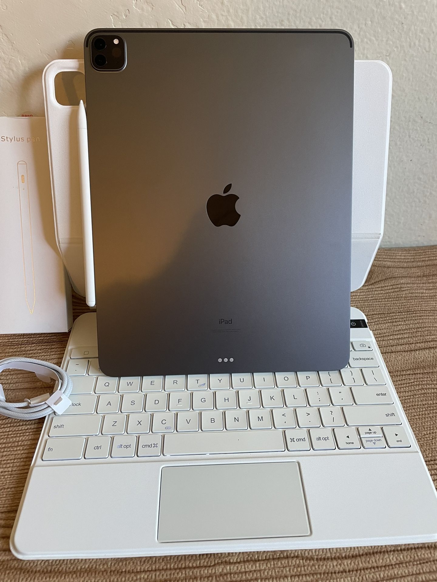 iPad Pro 12.9” (M1 chip / 2021) 5th Generation 1TB with keyboard